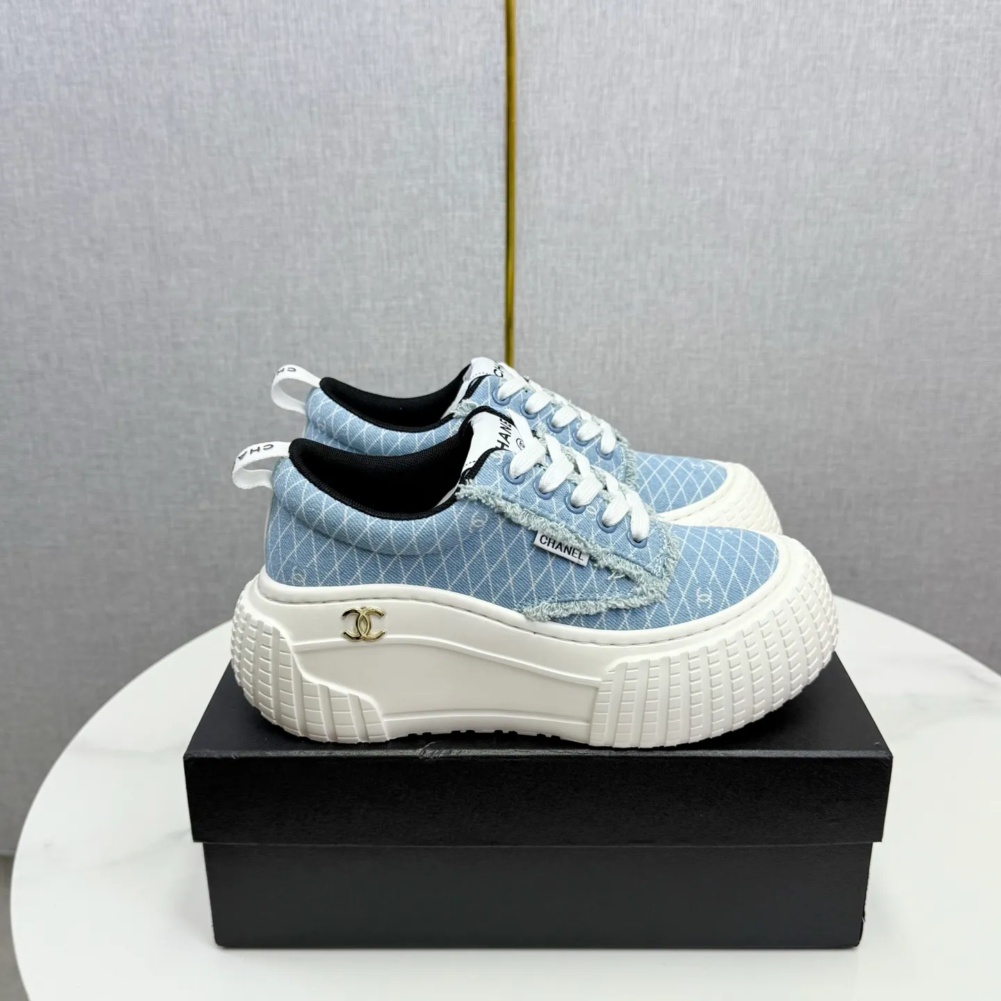 💕💕Factory direct selling price p640💕💕 Chanel Panda Shoes! 2025 counter's top casual sports shoes, this classic design; the upper is in the style of electric embroidery with various techniques; the outsole is fashionable and sporty; the unusual inclusion of a variety of color matching elements... The diversified mix and match is very good-looking and versatile, and can be used for leisure, fashion, sports, and outdoor... ꫛꫀꪝ Go➫ Materials: ❶Upper made of: original imported first-layer silk cowhide + original version waterproof cloth + original first-layer cowhide ❷Inner lining: Original Yangli+wang ❸ Outsole based on: Original TPU combination outsole Counter boutique packaging complete set for women 35–41